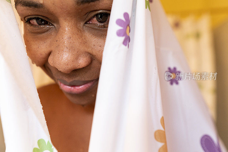 一名非洲裔哥伦比亚妇女，当水落下时，她的头上盖着一块布