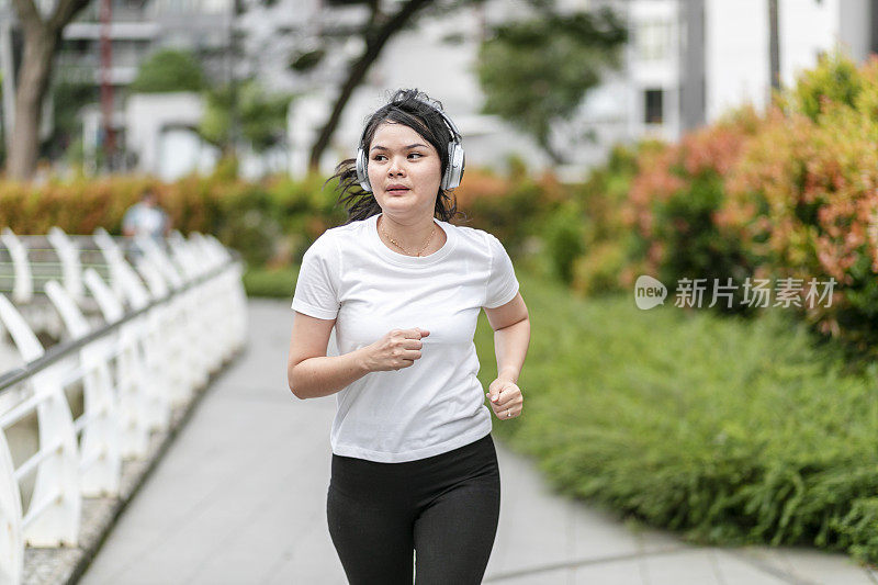 一个年轻女子在公园里跑步和锻炼