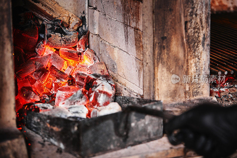 多汁的牛排翻在烧烤火焰，生活方式，食物照片，拷贝空间