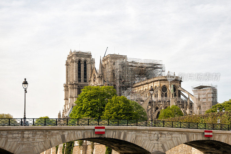 巴黎圣母院，火灾后。