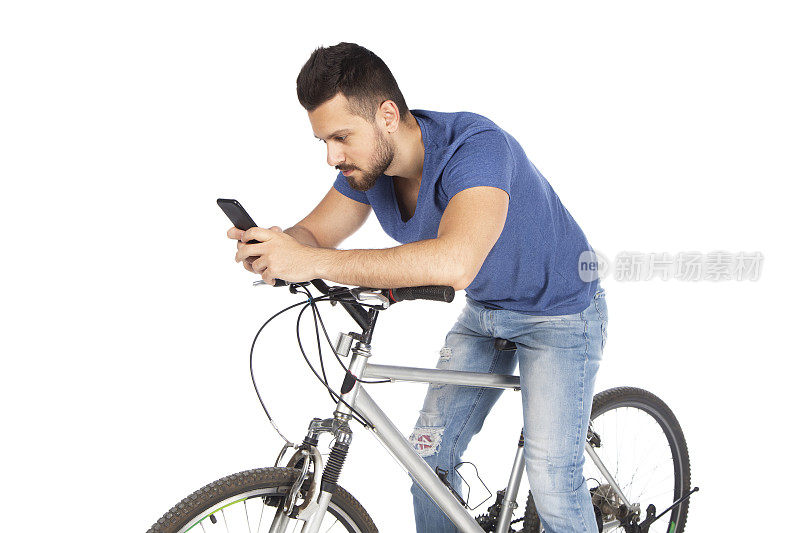 年轻人用手机骑着自行车