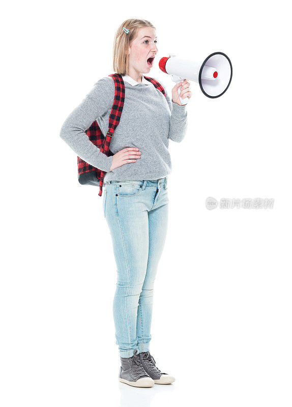 z一代女学生穿着裤子拿着扩音器站在白色背景前