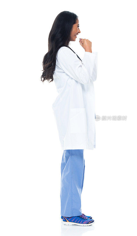 拉丁美洲和西班牙裔年轻女医生站在白色背景穿着实验室大褂