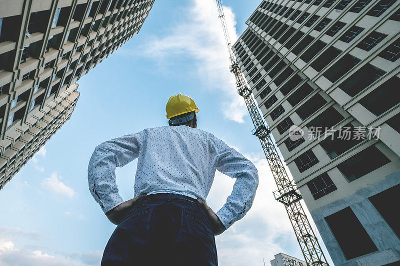 一个工程师在看建筑工地