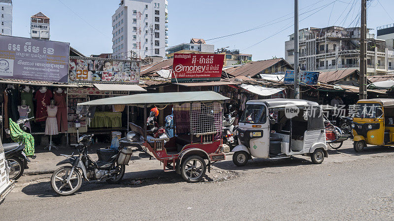 这是柬埔寨金边繁忙的街景。