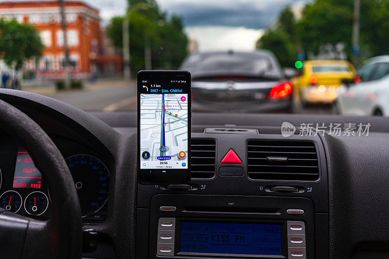在汽车仪表盘上使用智能手机上的waze地图应用程序