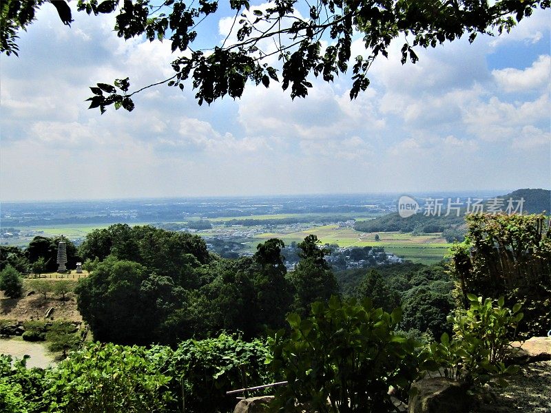 日本。8月。大自然的窗口。茨城县筑波高地的一个小山的全景。