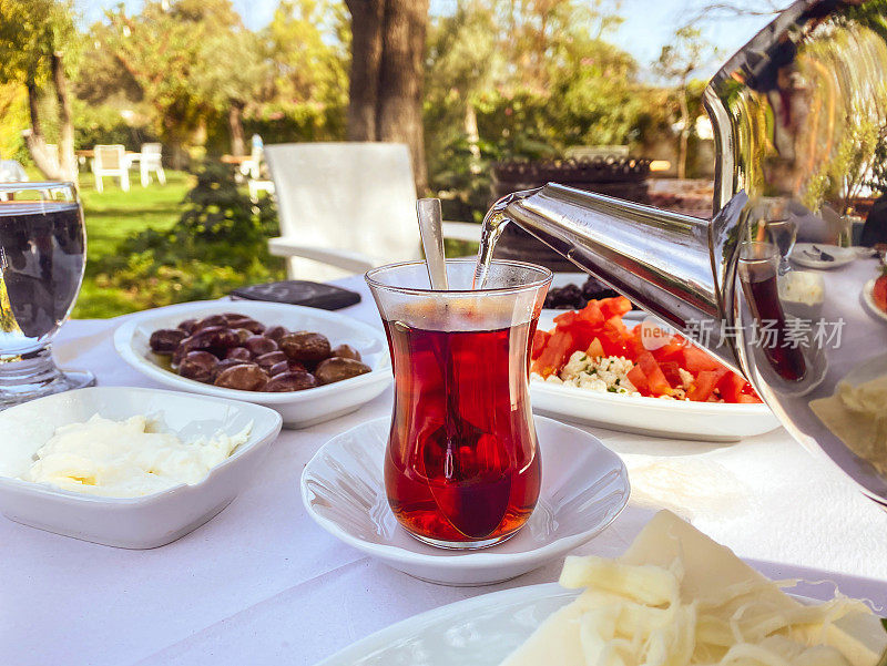 家庭花园早餐桌上的传统土耳其茶