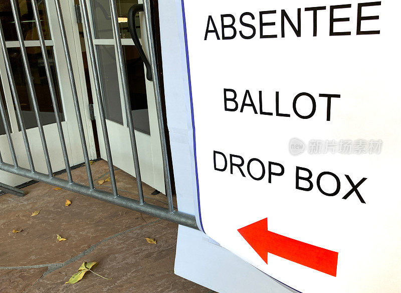 标志上写着“缺席投票箱”和红色箭头