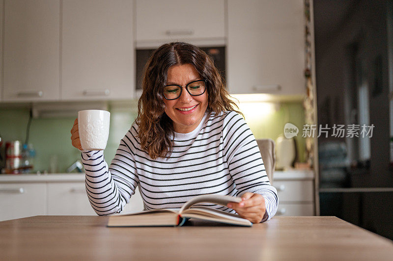 一个成年女人在厨房里看书