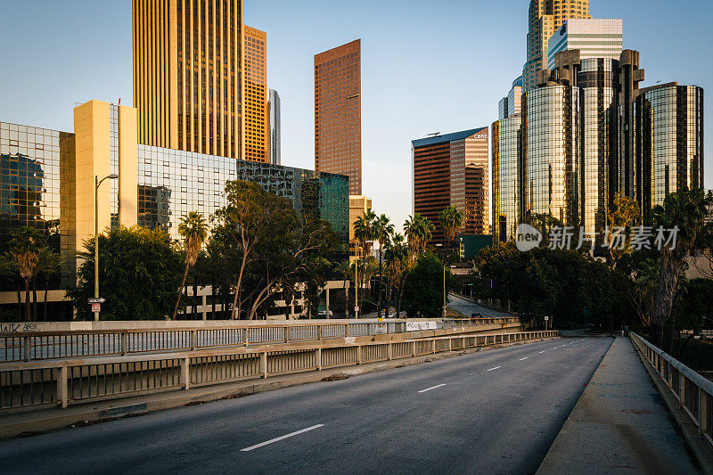 位于加州洛杉矶市中心的建筑物和第四街大桥