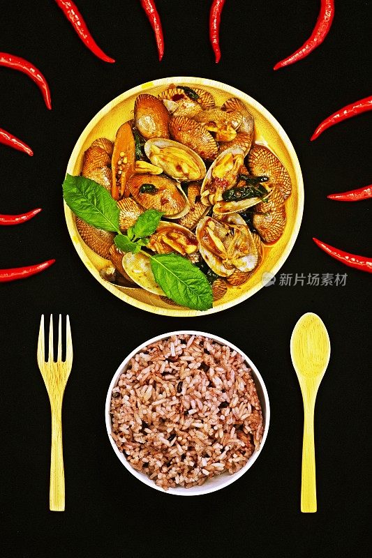 炒蛤蜊炒辣椒酱和糙米-泰国食物。