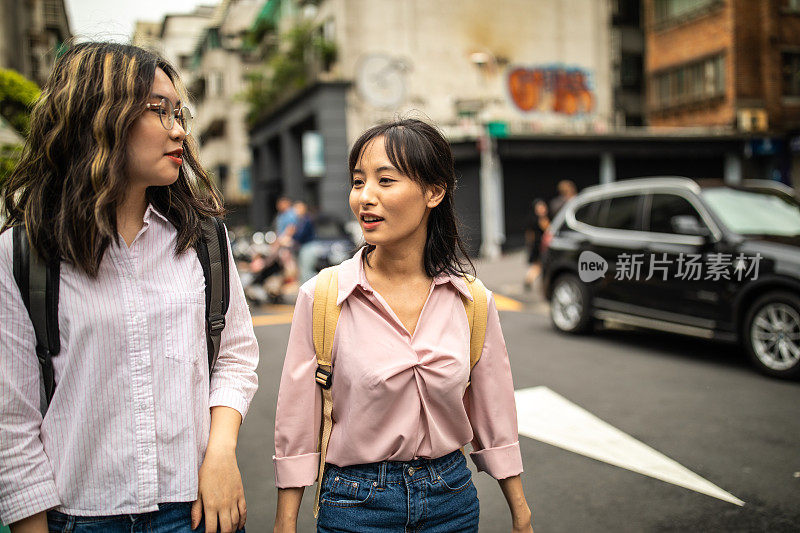 台湾女学生走在城市街道上