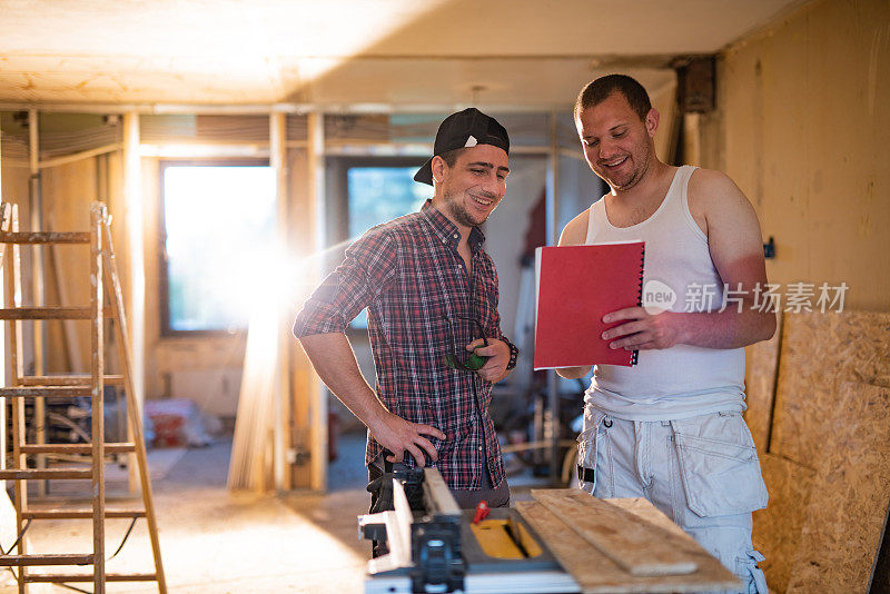 马勒尔工人在一个建筑工地的住房项目上工作。