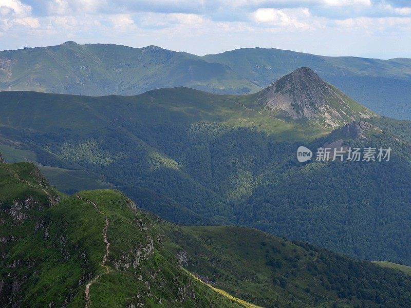 法国康塔尔山脉的火山景观