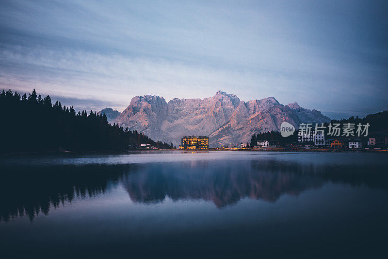 意大利Dolomites的米苏里纳湖的日出