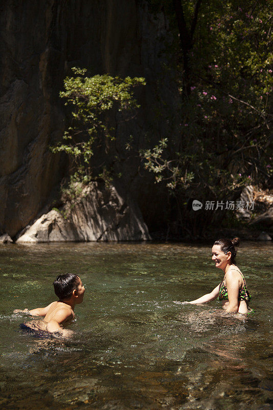 这个女人和她的儿子在湖里玩水