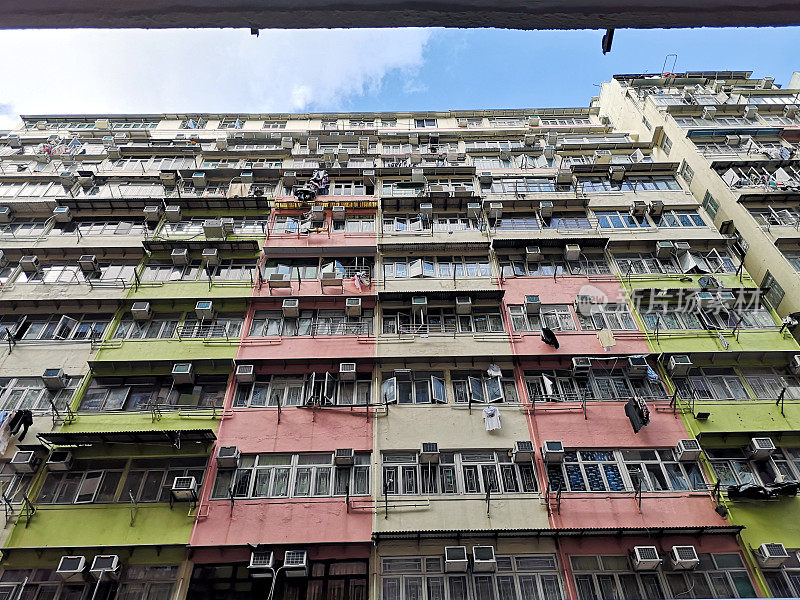 香港九龙旺角五颜六色的住宅大厦