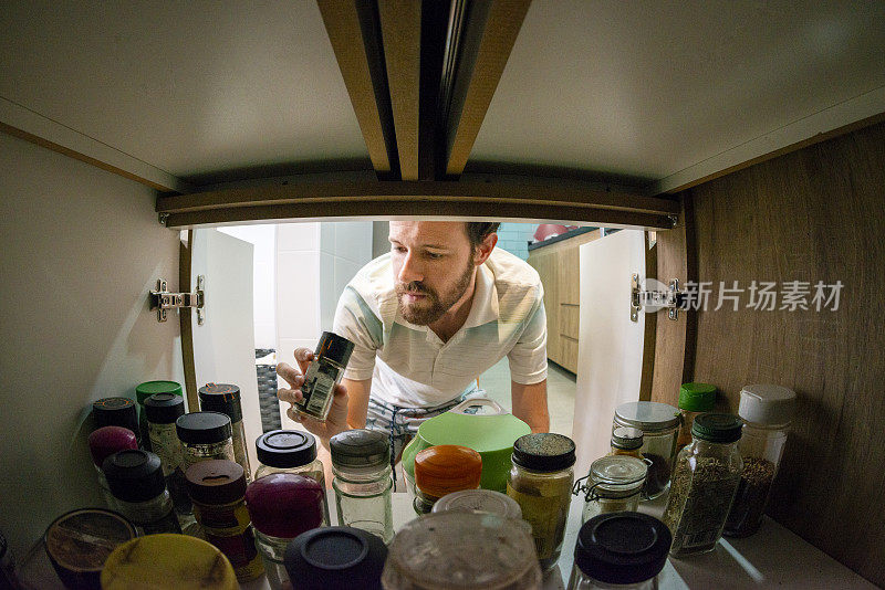 男人选择香料在家烹饪