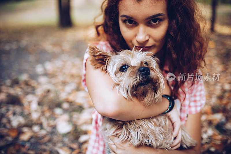 美丽的年轻女孩和她的约克夏梗犬