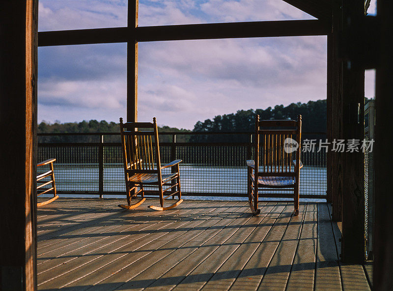 宁静的湖边摇椅，甚至在夏天的水