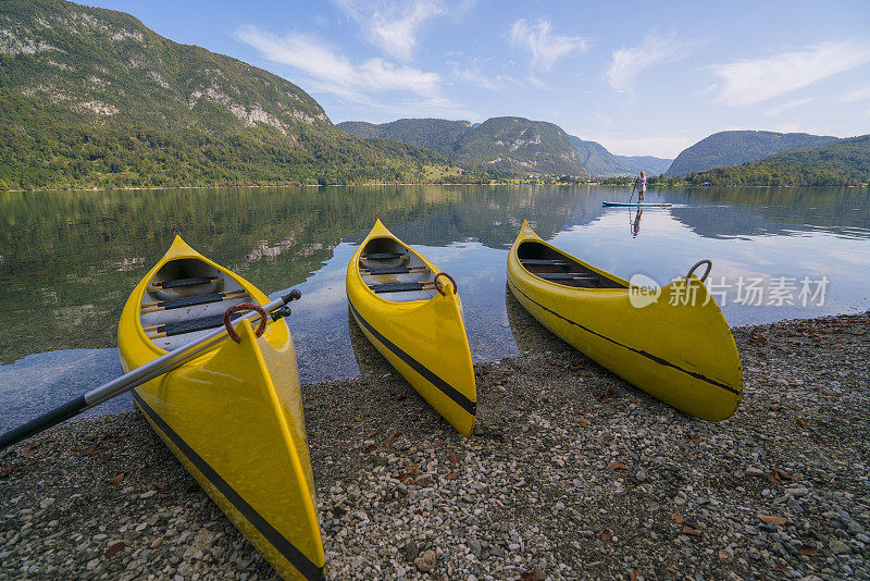 斯洛文尼亚Bohinj湖海滩上的独木舟，以湖为背景