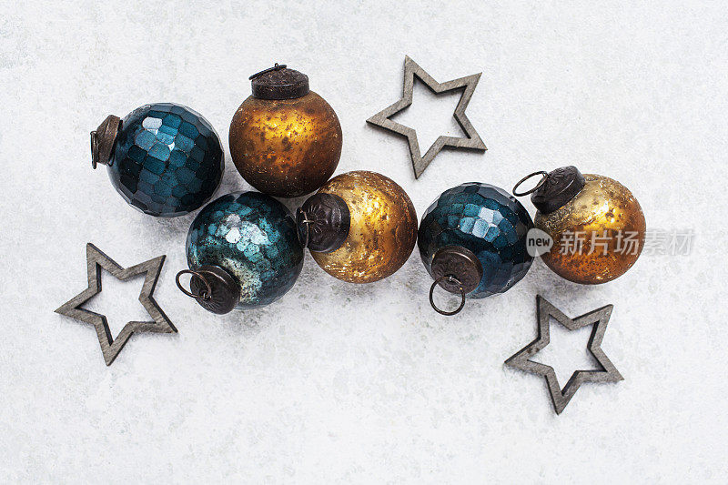 复古的圣诞装饰物和木头星星在一个轻纹理的表面上直接俯瞰