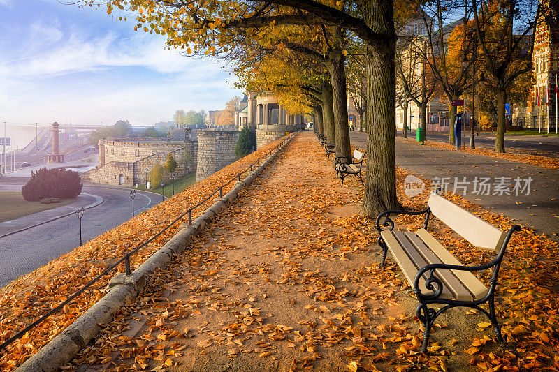 纪念性的哈肯平台在一个阳光明媚的秋天，Szczecin，波兰