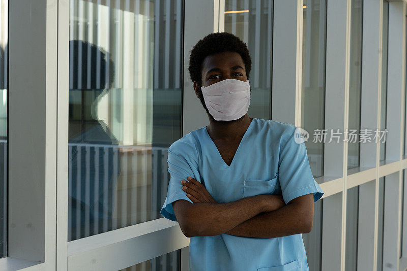 医院走廊上黑人男护士的肖像。COVID-19概念。