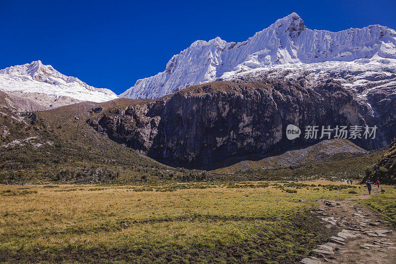 布兰卡山脉:Chacraraju山丘和徒步小径-安第斯山脉附近的瓦拉兹，秘鲁