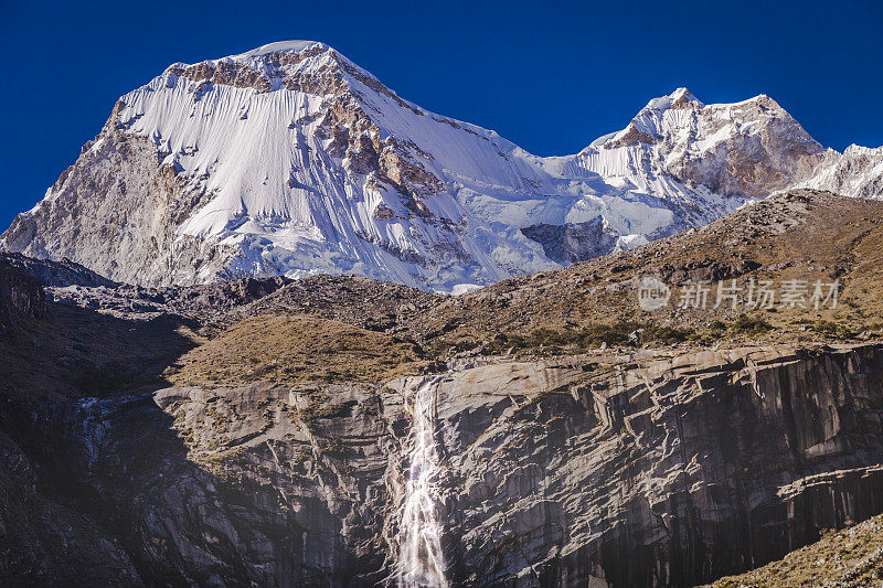 戏剧性的山峰和瀑布-白雪皑皑的布兰卡山脉-安第斯，秘鲁