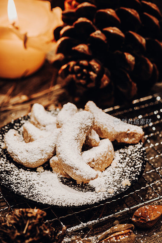 传统的德国圣诞饼干“Vanillekipferl”