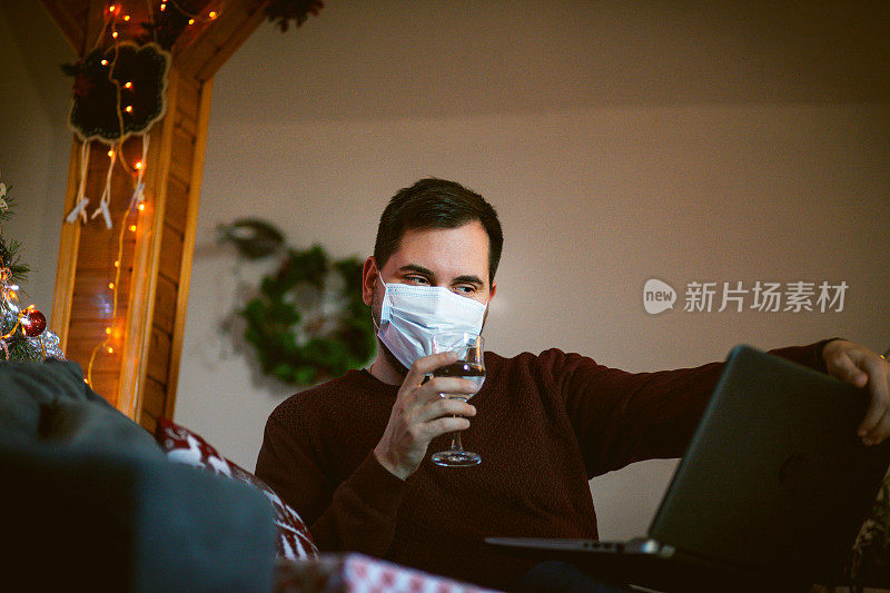 一名男子在冠状病毒期间独自庆祝新年