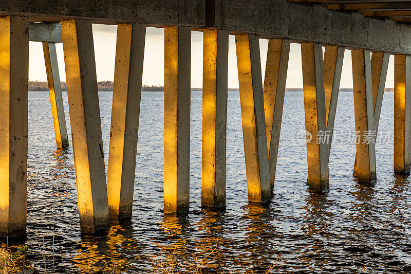 佛罗里达河桥下的阳光