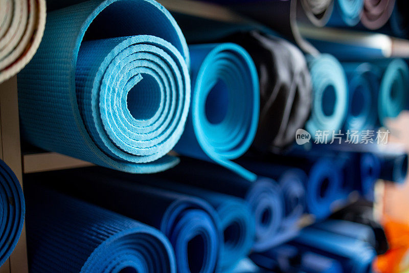 健身房储藏室架子上的蓝色瑜伽垫