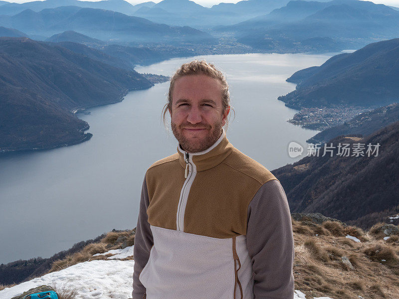 登山者在山顶的肖像