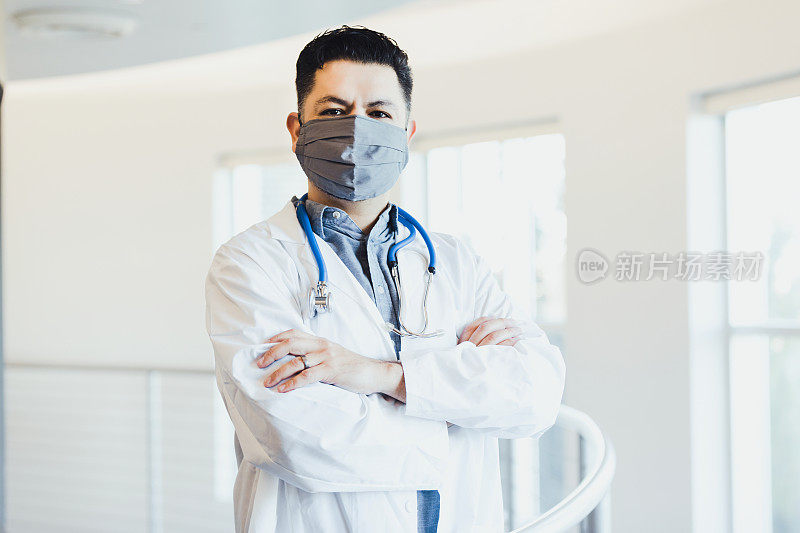 新冠肺炎疫情期间，中年男性医生佩戴防护口罩