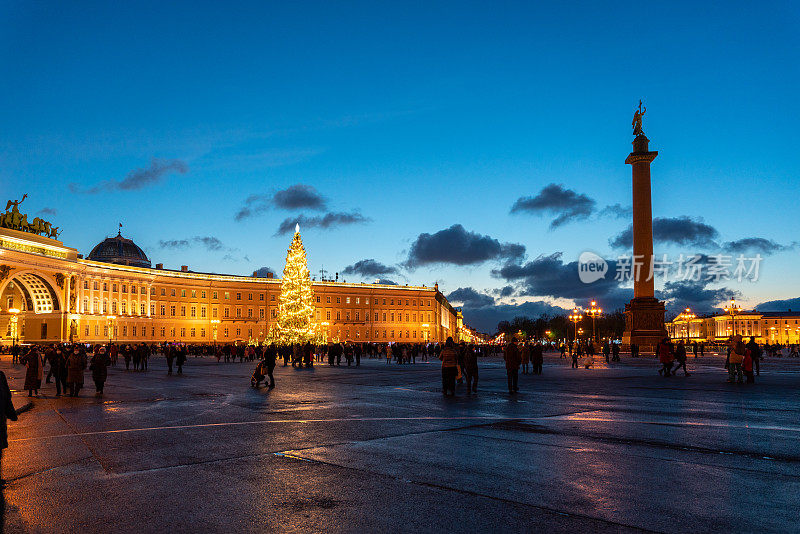 圣彼得堡宫殿广场的节日夜晚