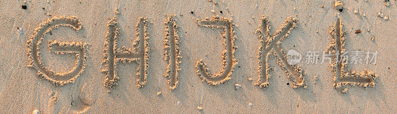 沙字母ABC写在海滩上