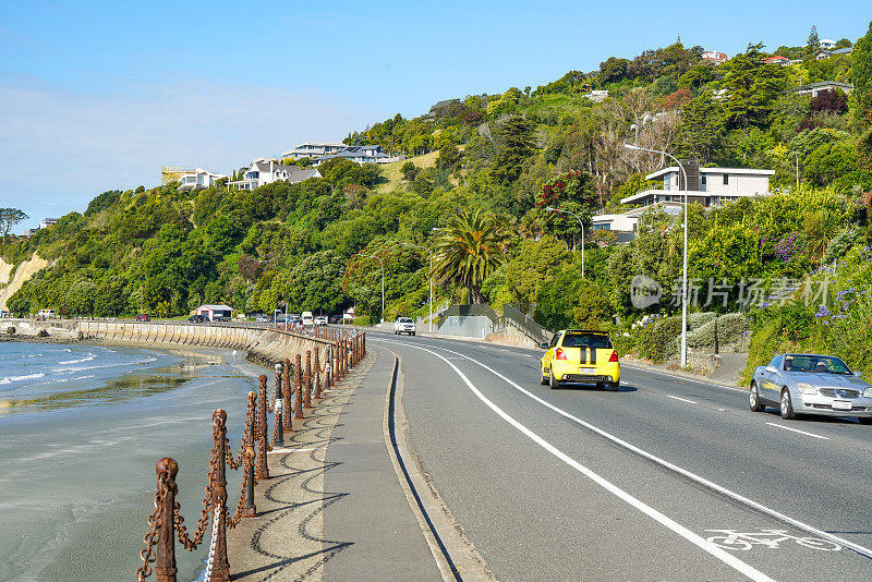 6号州公路，岩石路和塔胡纳努伊海滩在莫阿纳，纳尔逊，新西兰。