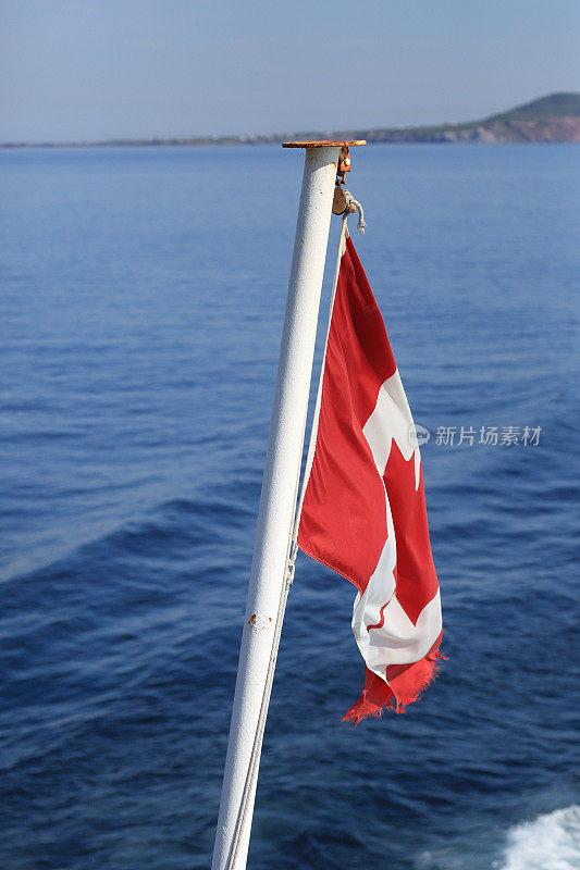 船尾有加拿大国旗