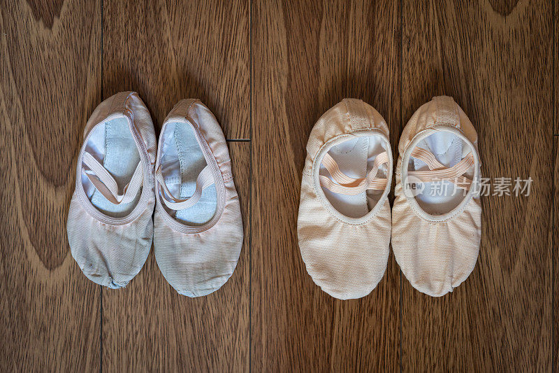 旧和新芭蕾舞鞋的孩子