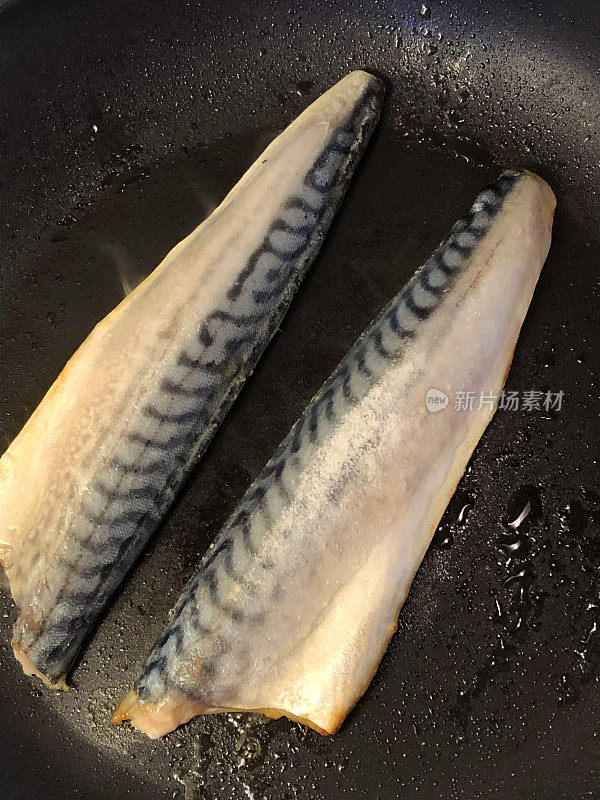 早餐用不粘锅煎鲭鱼片的画面，健康饮食的概念，高架的视野