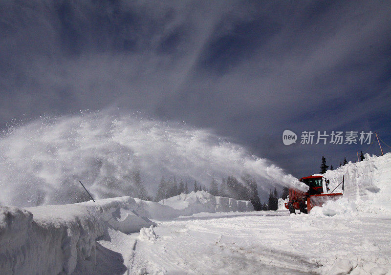 吹雪机清理山区高速公路