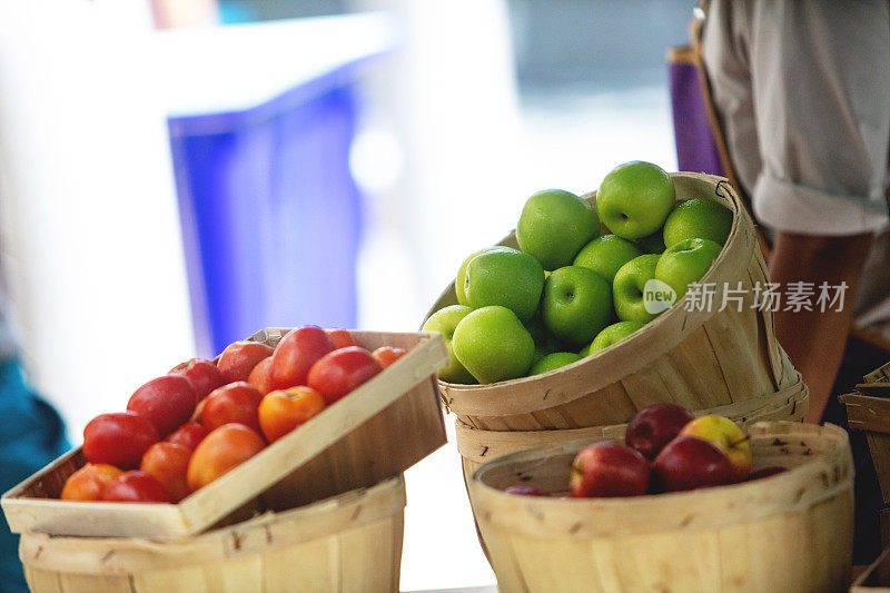 市场里篮子里的苹果和西红柿