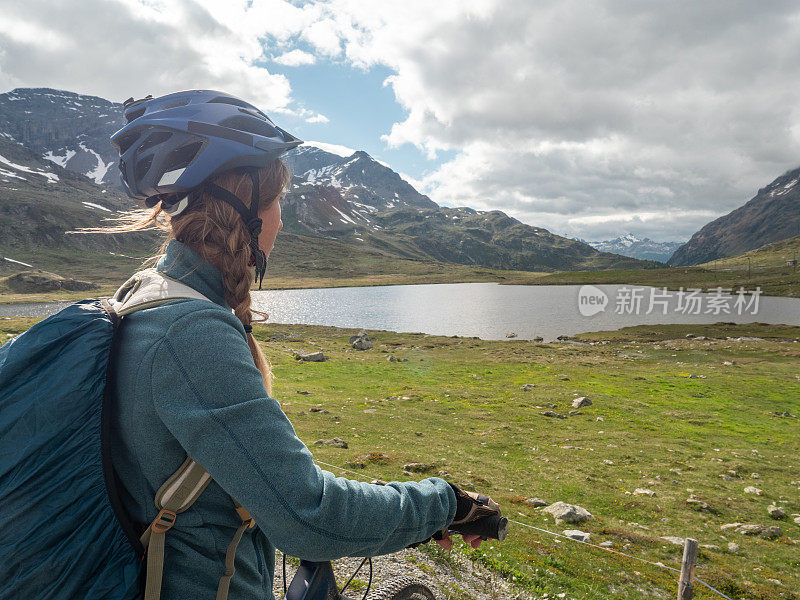 山地自行车手凝视着美丽的山景