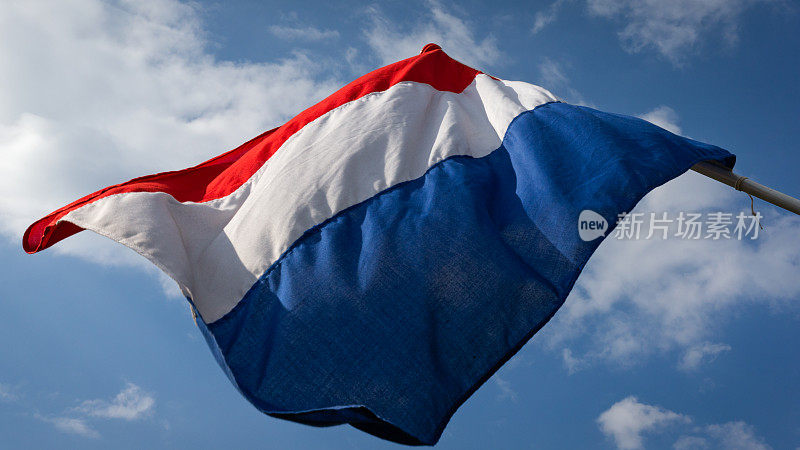 荷兰国旗在风中飘扬