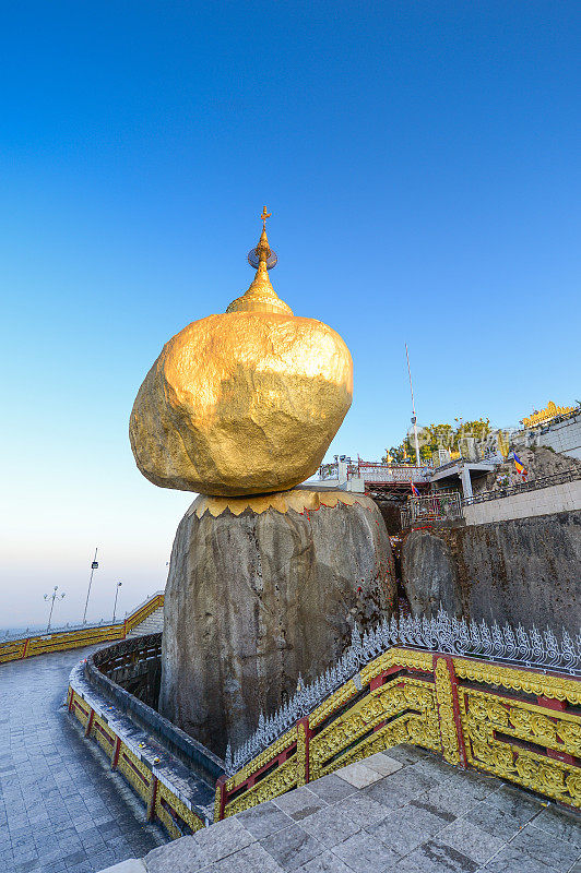 垂直拍摄沿着金色Kyaikhtiyo或Kyaiktiyo宝塔散步的小路，金色岩石，缅甸。缅甸最受欢迎的旅游景点