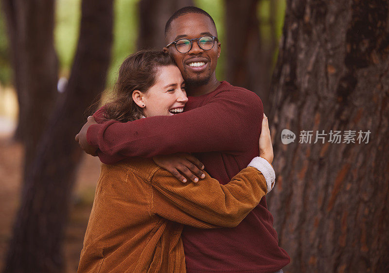 这是一对深情的夫妇在户外度过的短暂镜头