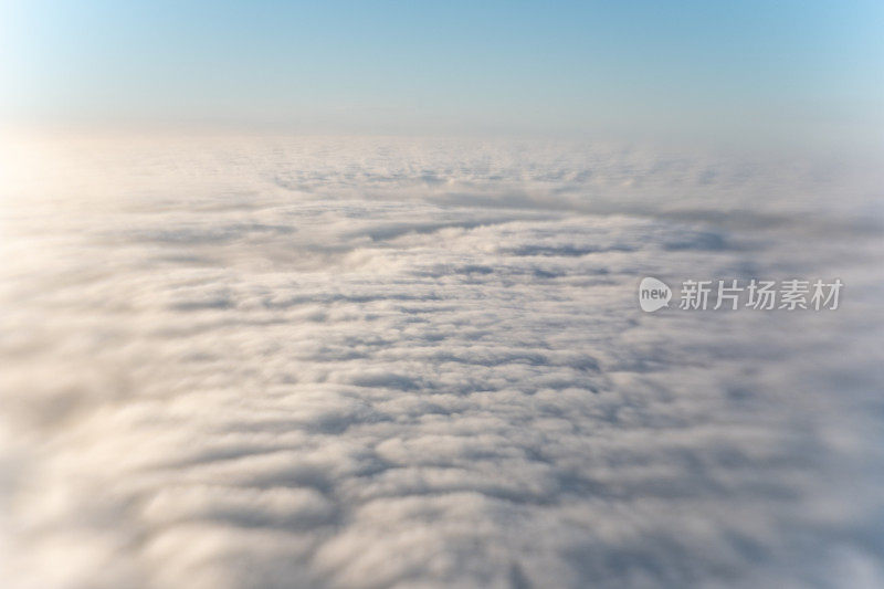 梦幻般的天空中的云朵效果与lensbaby给一个有意的毛刺效果